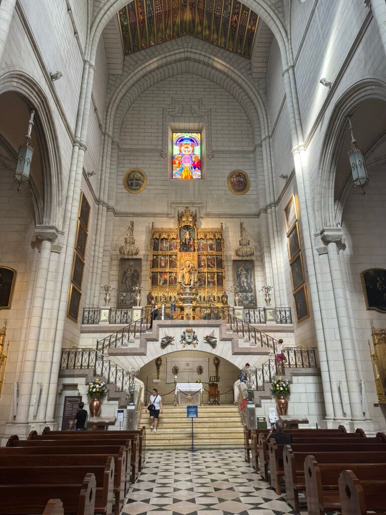 Das Innere der Almudena-Kathedrale mit goldenem Altarretabel