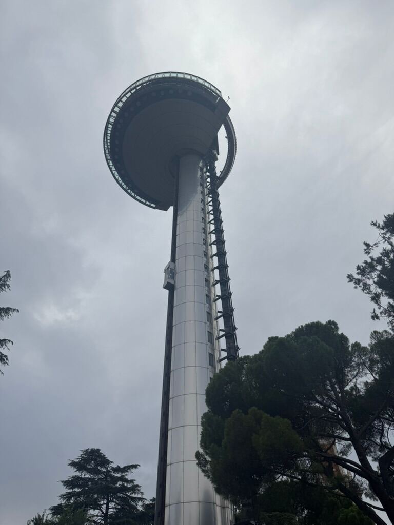 Der Faro de Moncloa von unten gegen den Himmel