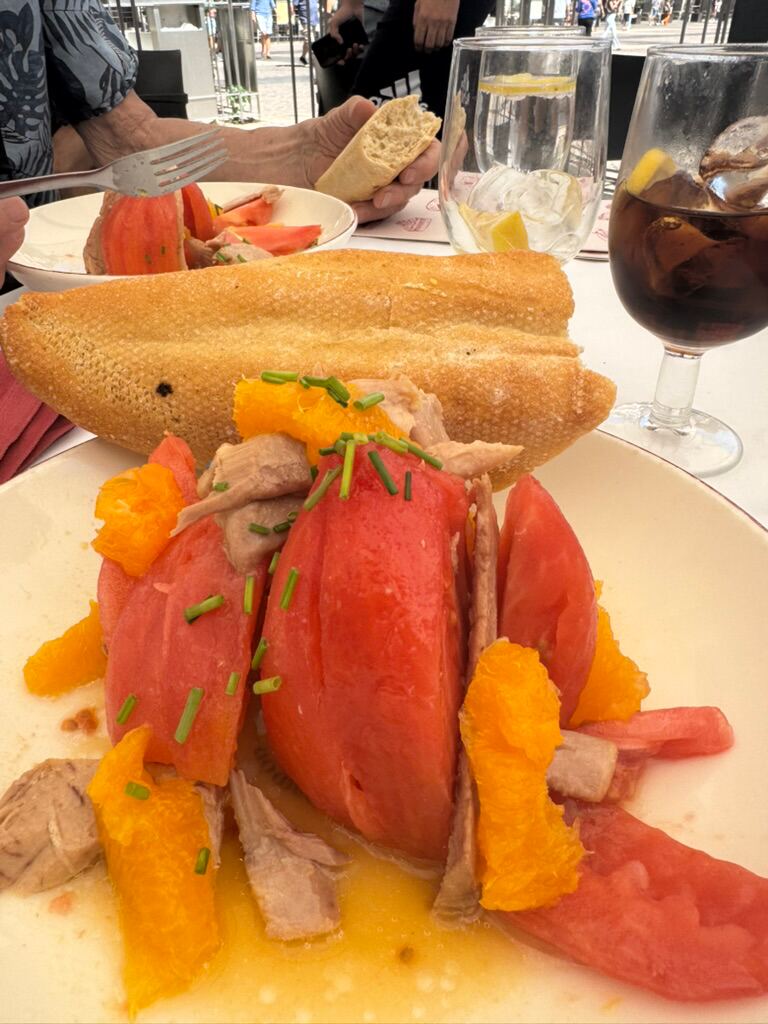 Tomatensalat mit Thunfisch und Orangenfilets