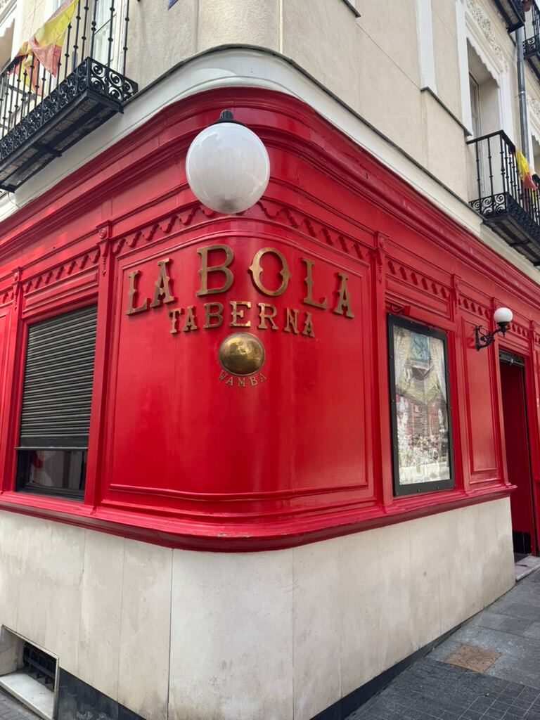 Die rote Fassade der Taberna La Bola an der Stra&szlig;enecke