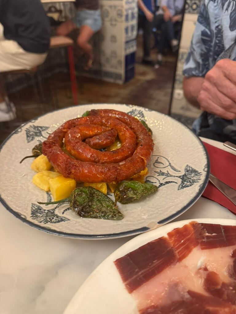 Chorizo im Ring auf Kartoffeln mit Pimientos de Padr&oacute;n