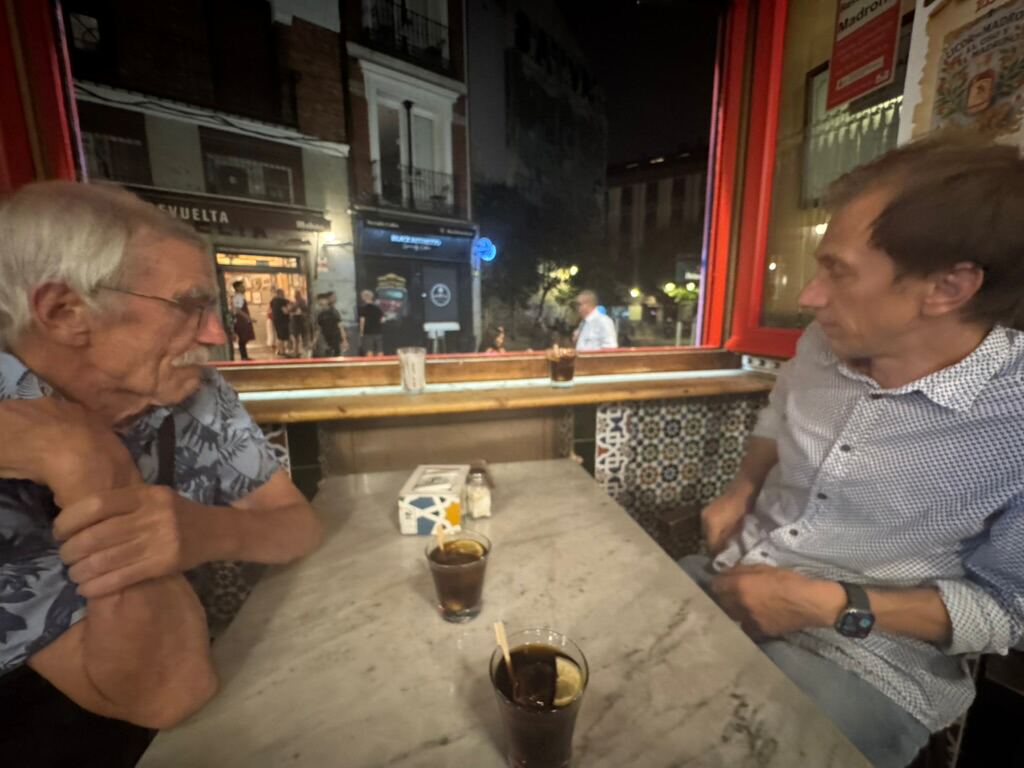 Klaus und Felix am Marmortisch mit zwei Vermutgl&auml;sern