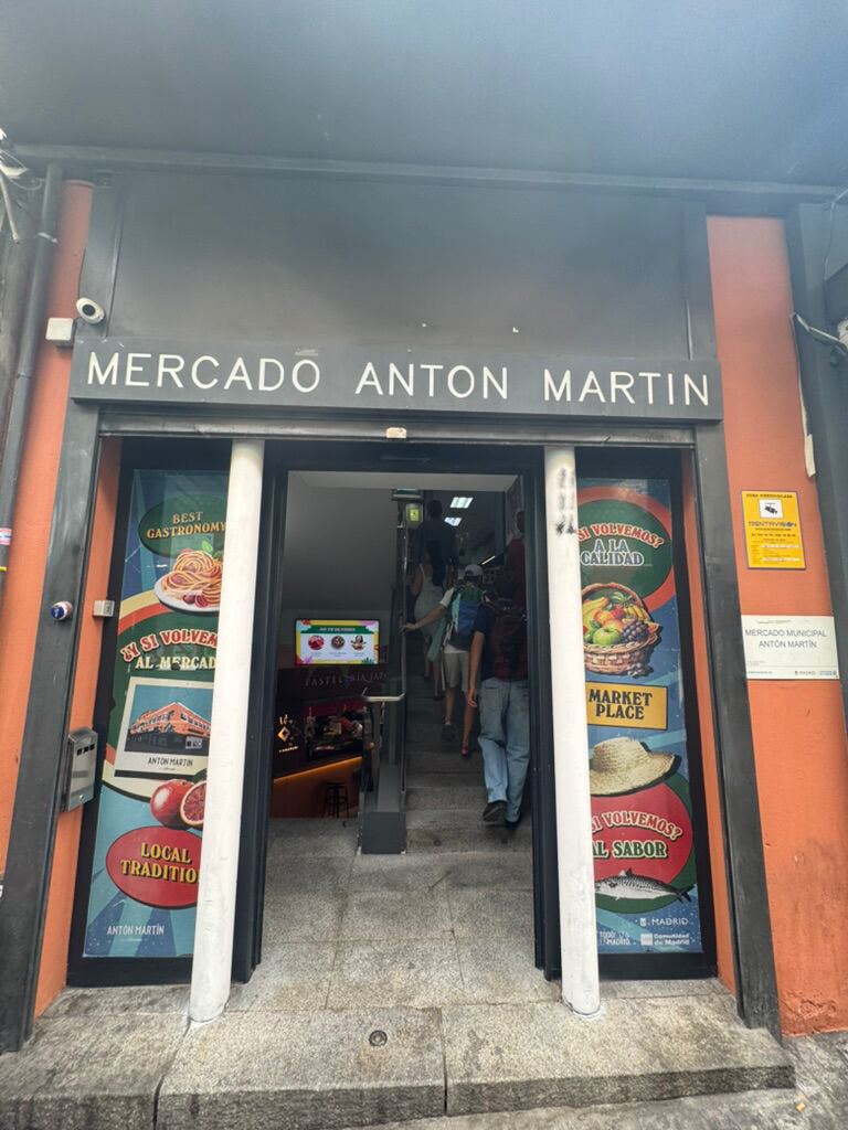 Der Eingang zum Mercado Ant&oacute;n Mart&iacute;n mit Treppe nach oben