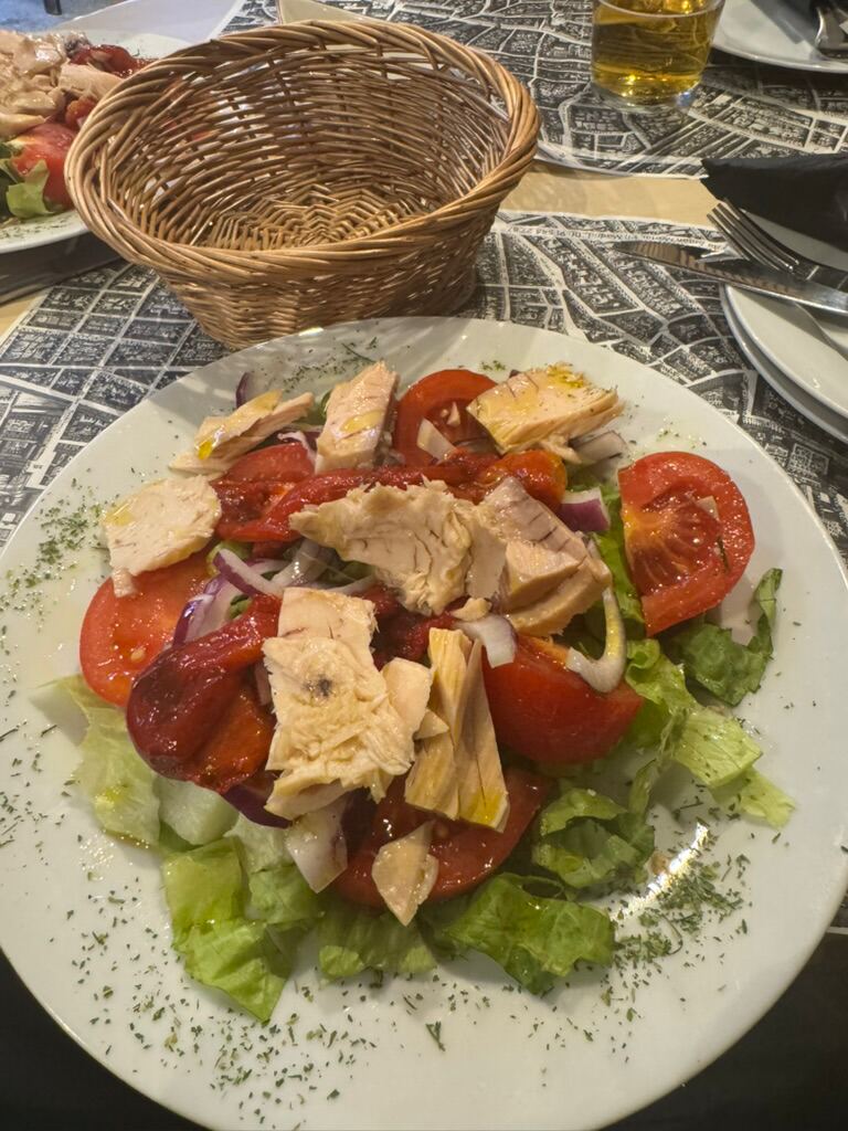 Tomatensalat mit Thunfisch, Zwiebeln und Paprika