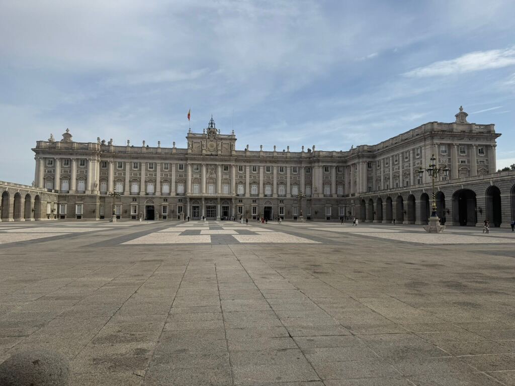 Die Fassade des K&ouml;nigspalasts &uuml;ber der leeren Plaza de la Armer&iacute;a