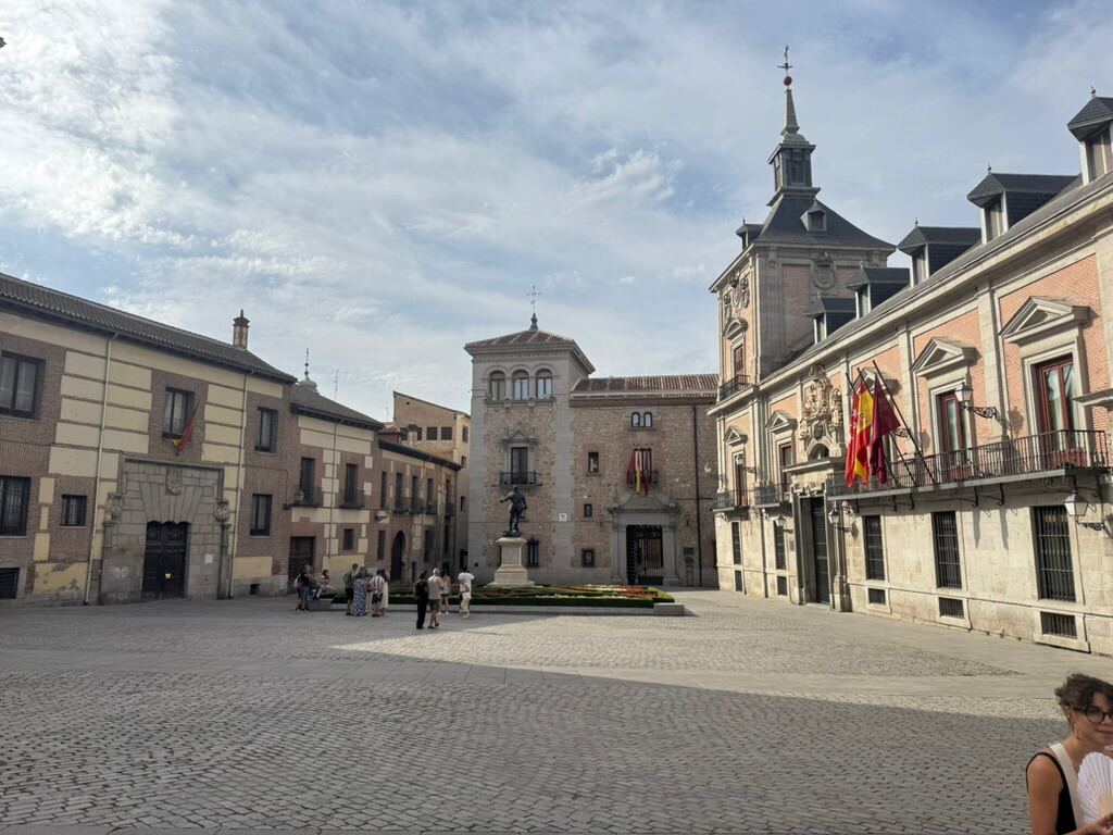 Die Plaza de la Villa mit dem alten Rathaus und beflaggter Fassade