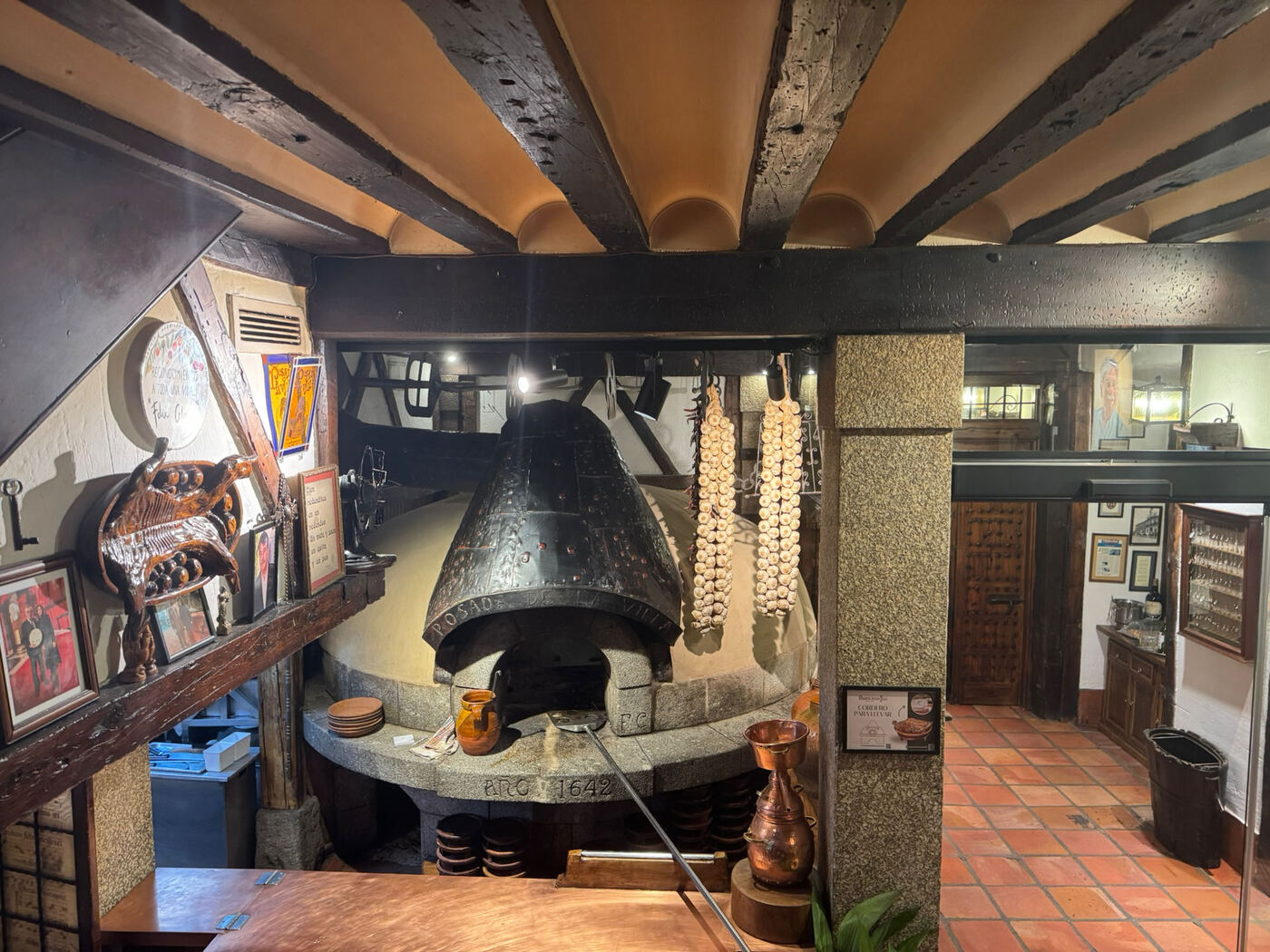 Der Holzbackofen mit der Inschrift A&ntilde;o 1642 und Knoblauchz&ouml;pfen