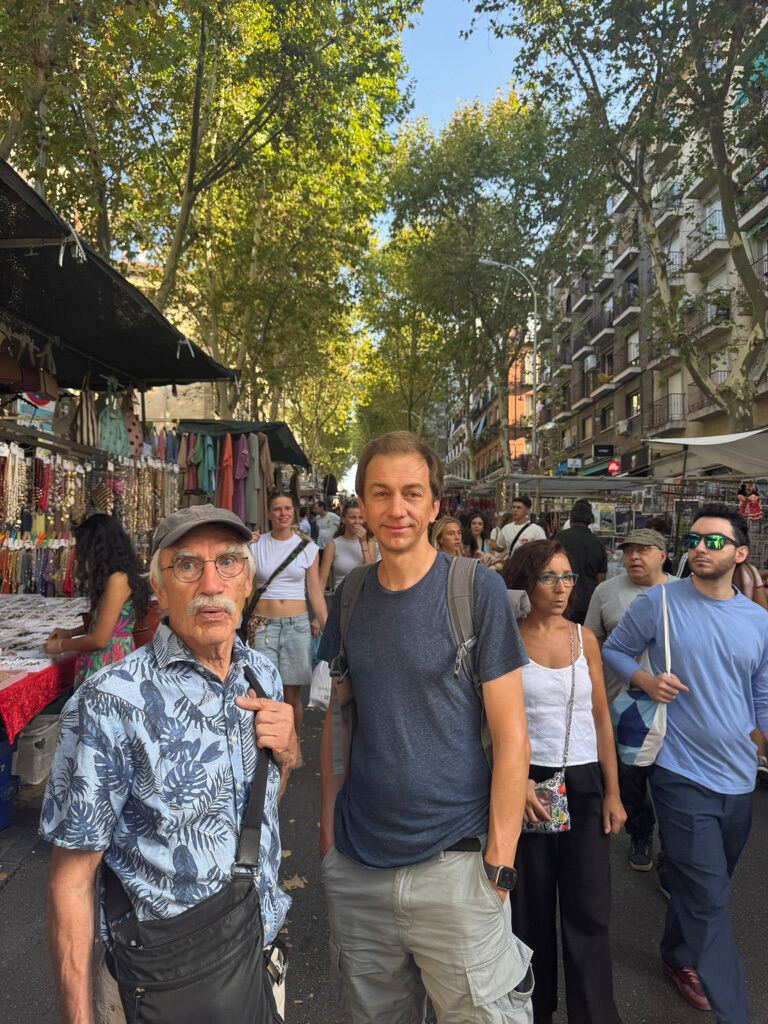 Klaus und Felix in der Menge auf dem Flohmarkt