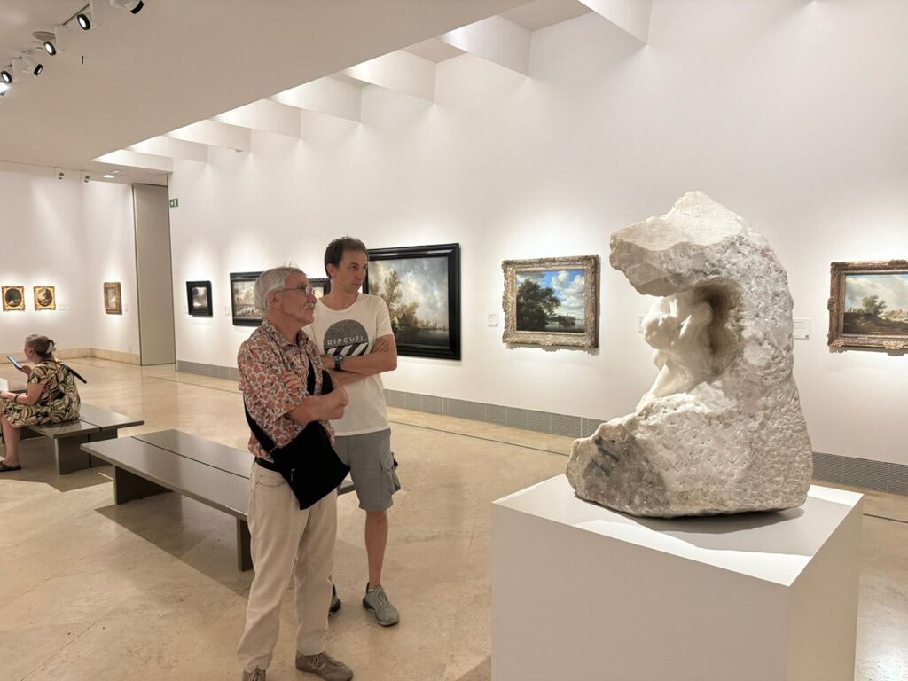 Klaus und Felix vor einer Marmorskulptur im Saal