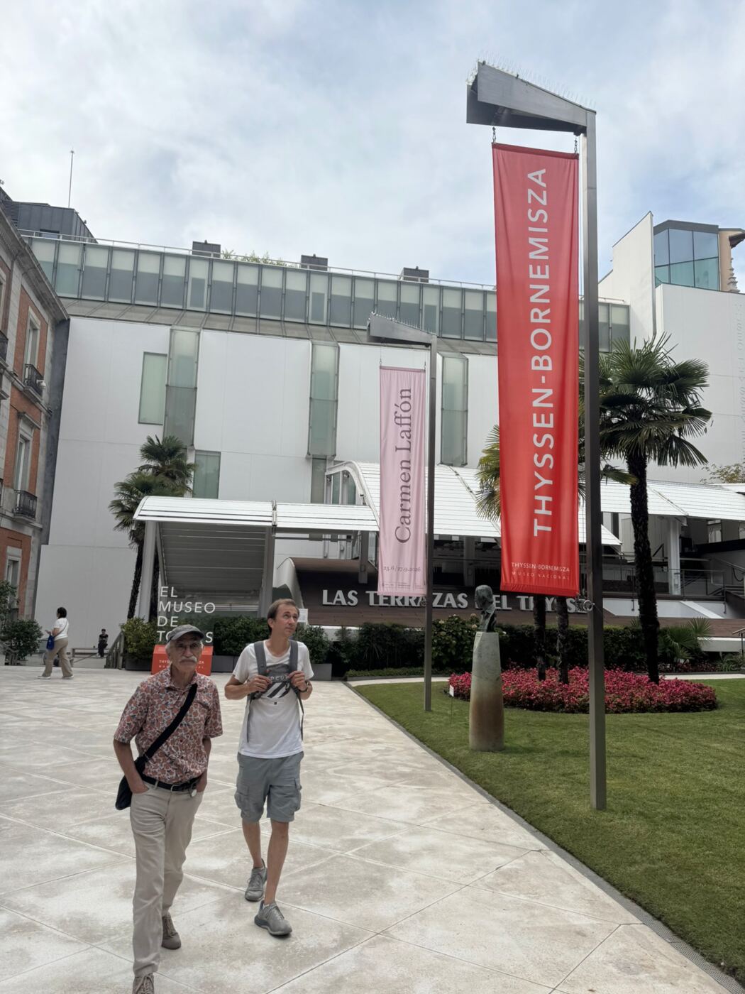 Klaus und Felix auf dem Vorplatz des Thyssen